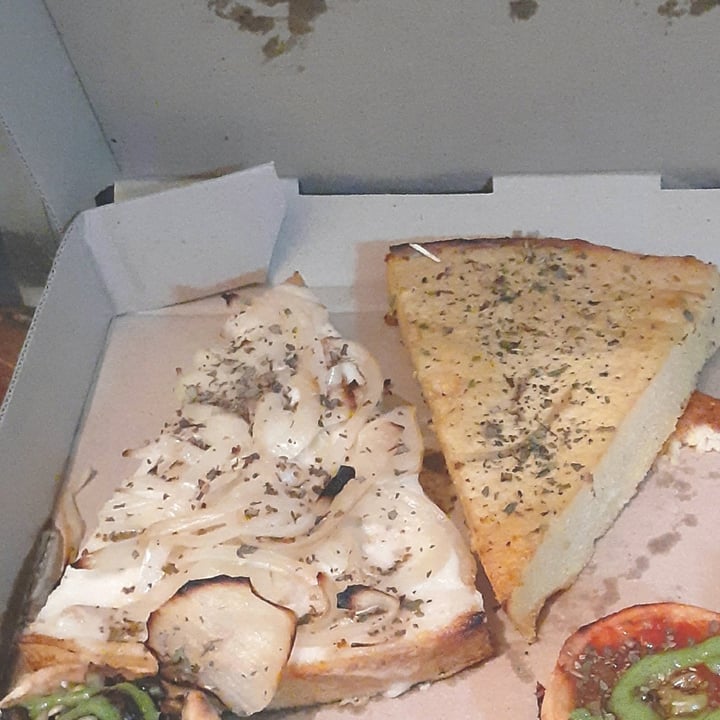 photo of Pizza Vegana Fainá shared by @lalaveg on  18 May 2020 - review