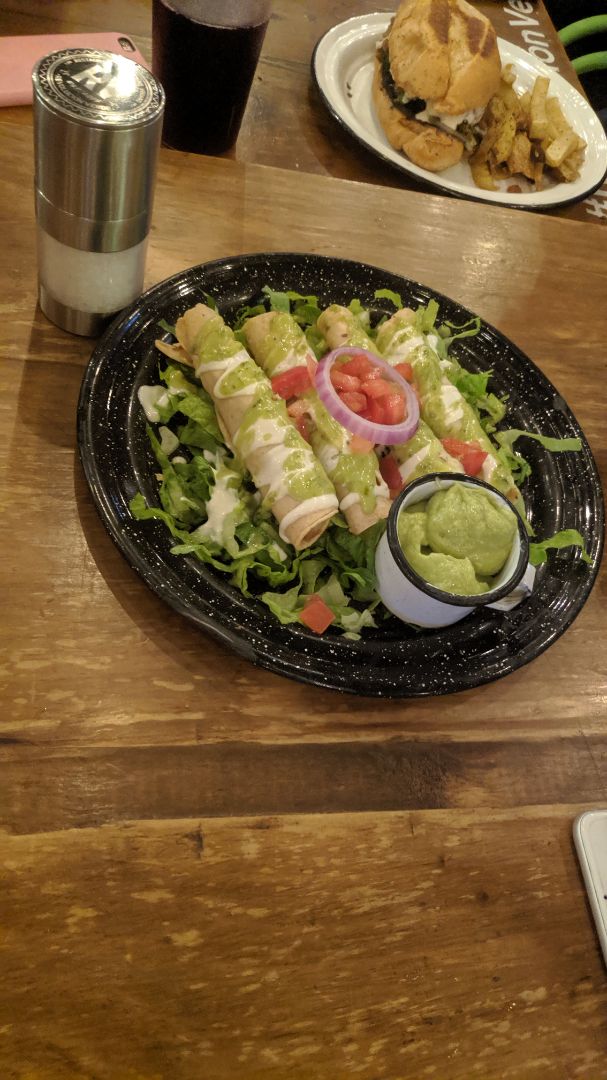 photo of Revolucion Verde Flautas shared by @edgaarjmz on  10 Dec 2019 - review