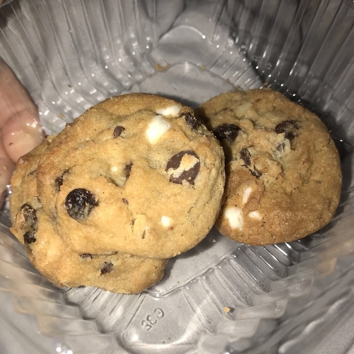 review photo of Earth Fare Everything Vegan Cookie shared by @madisonjender on 04 Apr 2019 - review