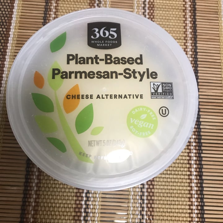 photo of 365 Whole Foods Market Plant-Based Parmesan-Style shared by @elliecamara on  28 Apr 2022 - review