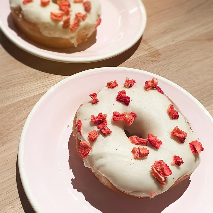 photo of Brammibal's Donuts White Choc & Strawberries shared by @lauraelyna on  03 Jan 2021 - review