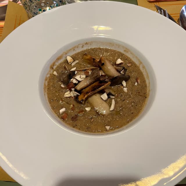 Foto do prato “Funghi cardoncelli grigliati su dahl di lenticchie e fagioli con mandorle tostate”