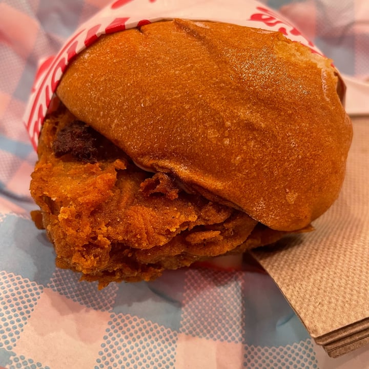 photo of Monty's Good Burger Charlie’s Chicken Sandwich shared by @esmevegana on  22 Jan 2022 - review