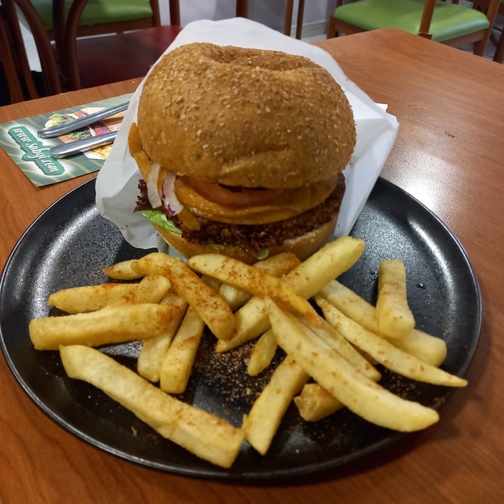 photo of Restaurante Vegetariano Sabyi Combo Hamburguesa Artesanal shared by @lauramartinezrom on  22 Mar 2022 - review