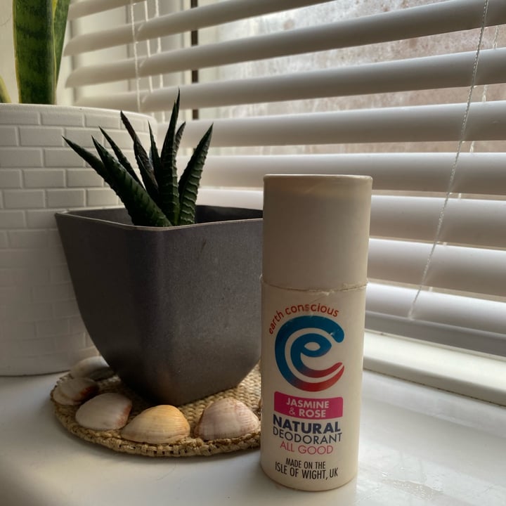 photo of Earth conscious Jasmine & Rose Deodorant shared by @larisafalcao on  16 May 2022 - review