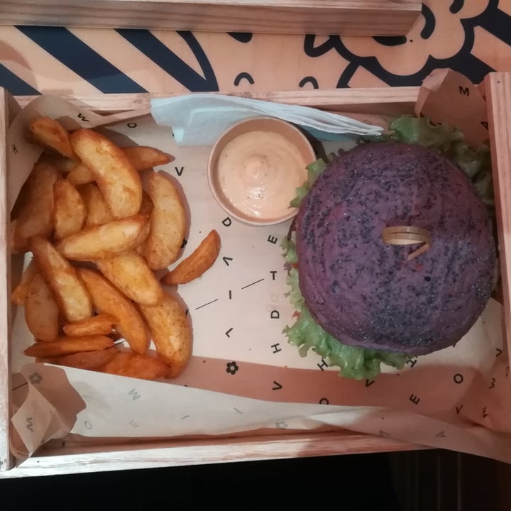photo of Flower Burger purple cheesy shared by @e1e on  16 Dec 2022 - review
