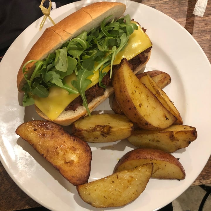 photo of Holi Vegan Kitchen Pulled Vegan Pork Sandwich shared by @caroesti on  31 Dec 2020 - review