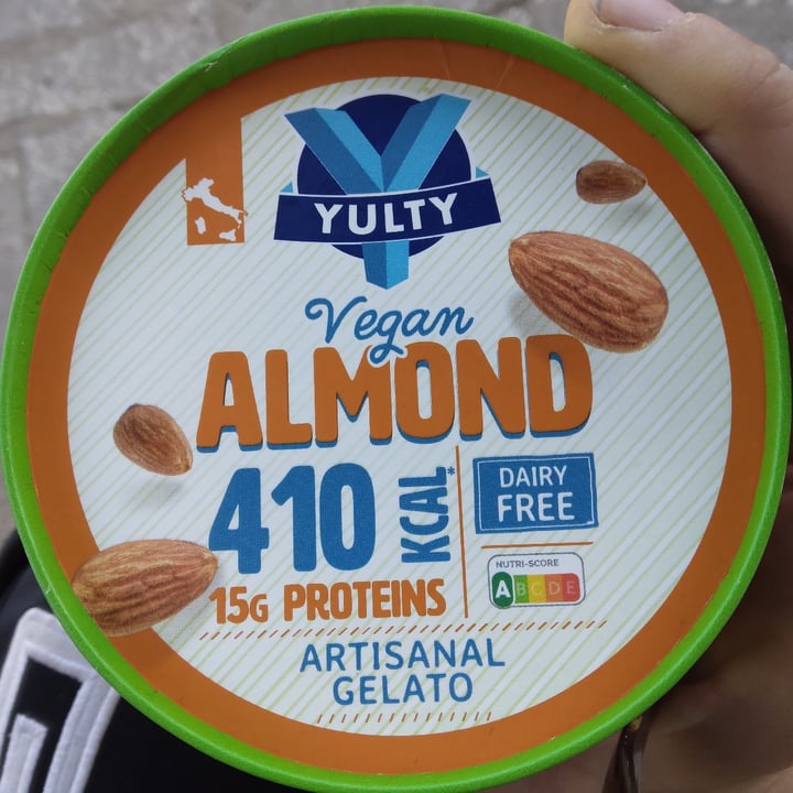 photo of yulty Vegan Almond artisanal gelato shared by @giuliacarosio on  18 Oct 2022 - review