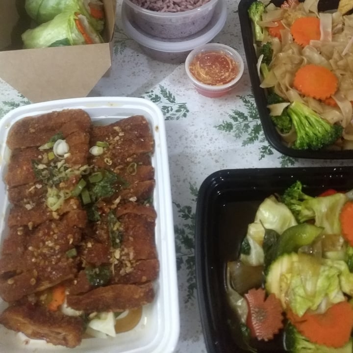 photo of Veggie Thai Cafe Volcano Vegan Chicken shared by @leguminousvegan on  01 Sep 2021 - review