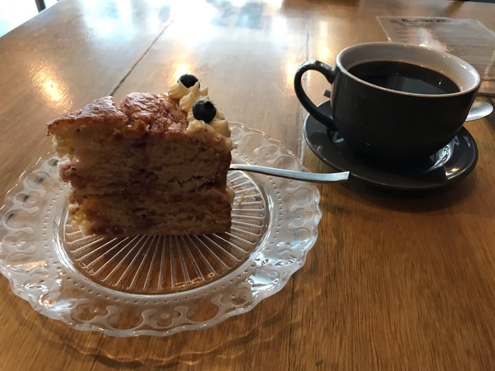 photo of Eat Me Cafe Raspberry and Blueberry  cake shared by @maggiefilipponi on  17 Aug 2019 - review