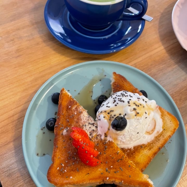 photo of Chillin' Cafe French Toast Con Frutas shared by @lurkelele on  20 Mar 2022 - review