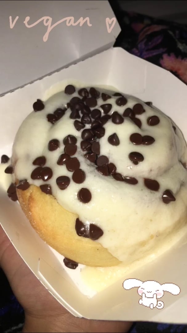 photo of Cinnaholic Cinnamon Roll shared by @shasiewicz on  09 Jun 2020 - review