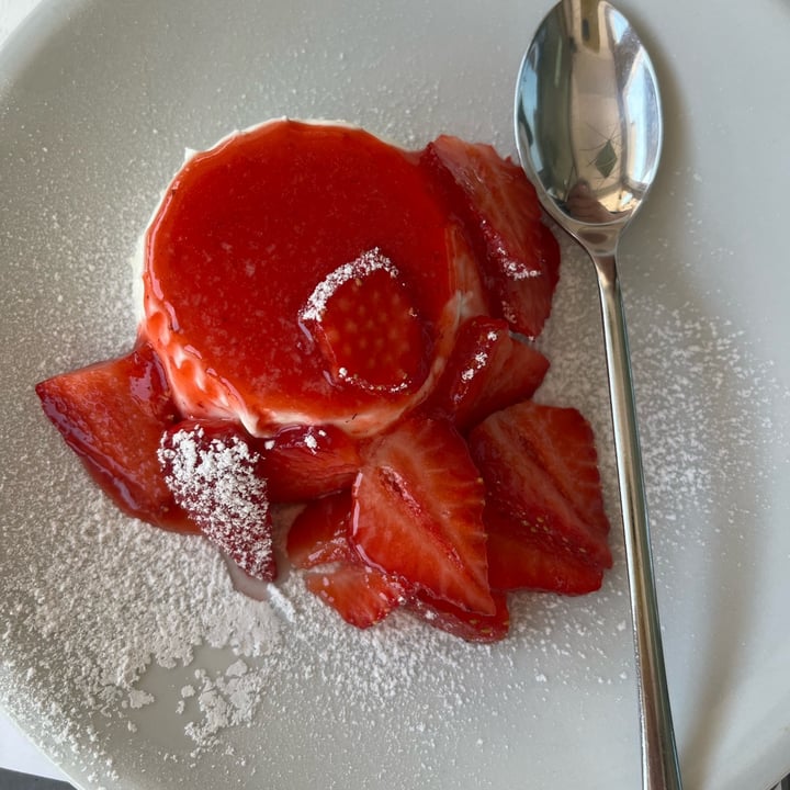 review photo of Pepe Bianco Pannacotta vegan alle fragole shared by @lukketto on 13 Jul 2022 - review