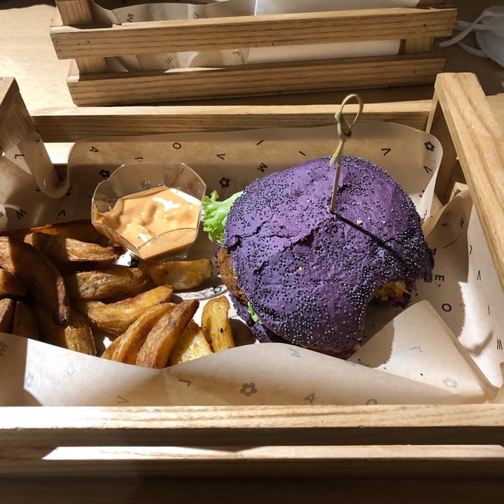 photo of Flower Burger Flower burger shared by @margheritabbb on  04 Apr 2022 - review