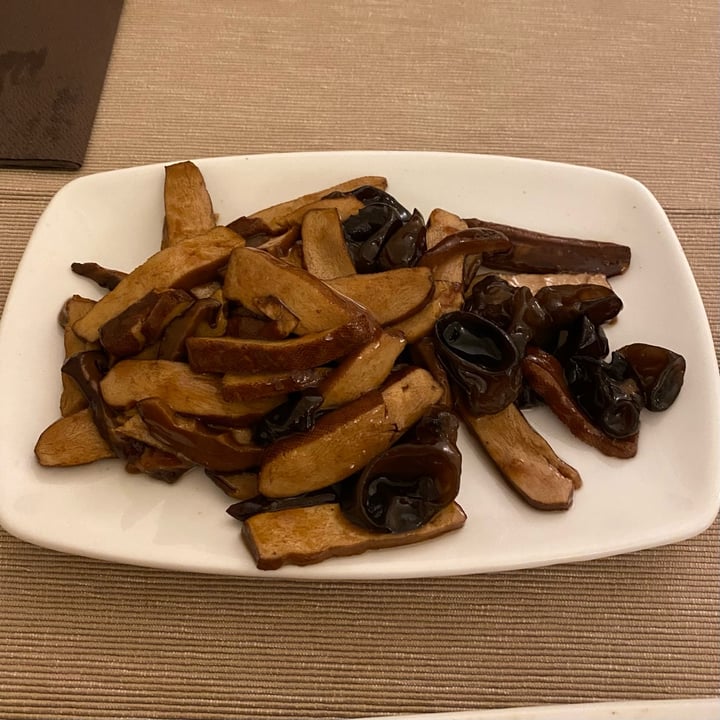 photo of Hong Kong Tofu Disidratato Con Misto Di Funghi shared by @sinfobie on  02 Mar 2022 - review