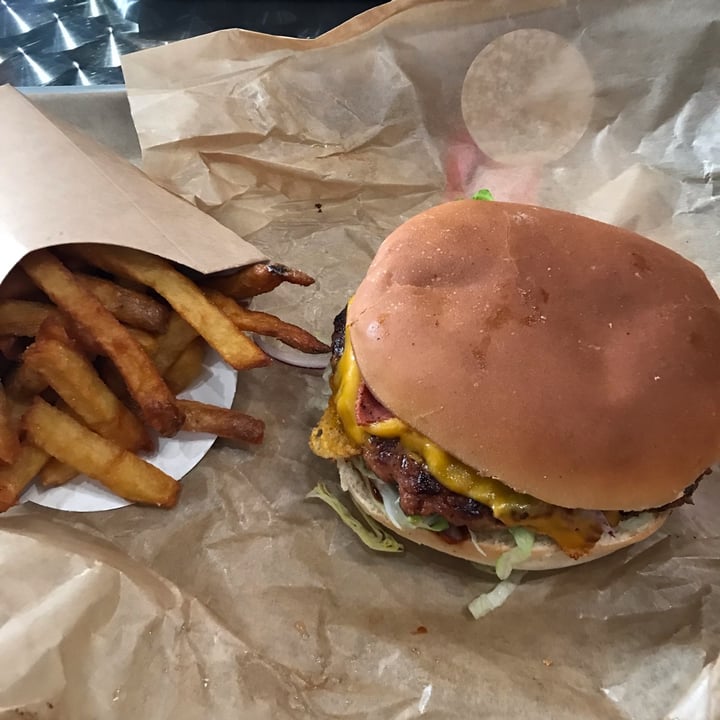 photo of Green Farmer's Paris 09 Vegan bacon burger shared by @llonguetina on  11 Nov 2021 - review