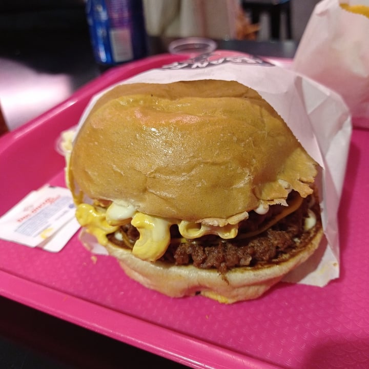 review photo of VEGAN FOX Hamburguesa mac and cheese shared by @beluarce on 12 May 2022 - review