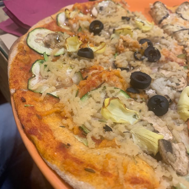 photo of Dolce Pizza y Los Veganos Pizza 4 estaciones shared by @helenpfuertes on  06 Feb 2022 - review