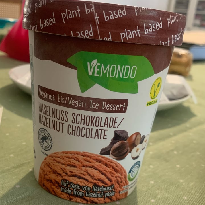 photo of Vemondo gelato cioccolato e nocciola shared by @francescachieppa18 on  07 Sep 2022 - review