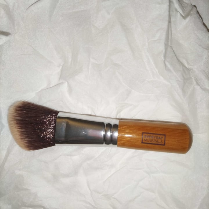 photo of everyday mineral conture face vegan wood brush shared by @goe on  22 Dec 2020 - review