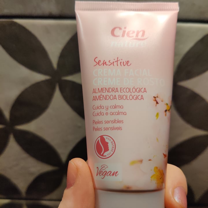 photo of Cien Crema Facial Almendra Ecológica shared by @katerinapap on  23 Oct 2022 - review