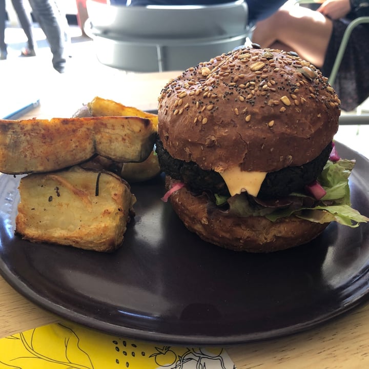 photo of Lexi's Healthy Eatery Charcoal Burger shared by @mimi2308 on  30 May 2021 - review