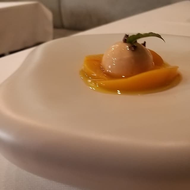 Foto del piatto “Pesche con sorbetto di mandorle”