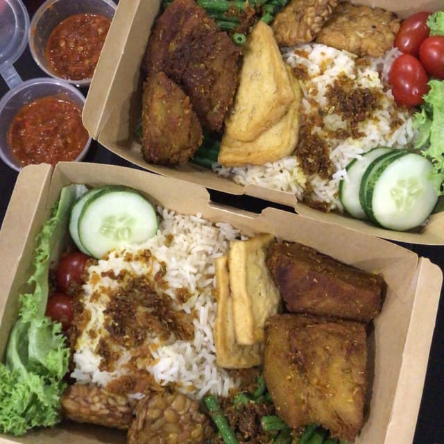 菜肴“Ayam Penyet”的照片