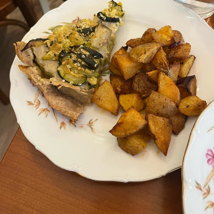 photo of La Schiscetteria Torta con crema di piselli, zucchine e formaggio veg con patate alla paprika shared by @blondeidentity on  14 Oct 2022 - review