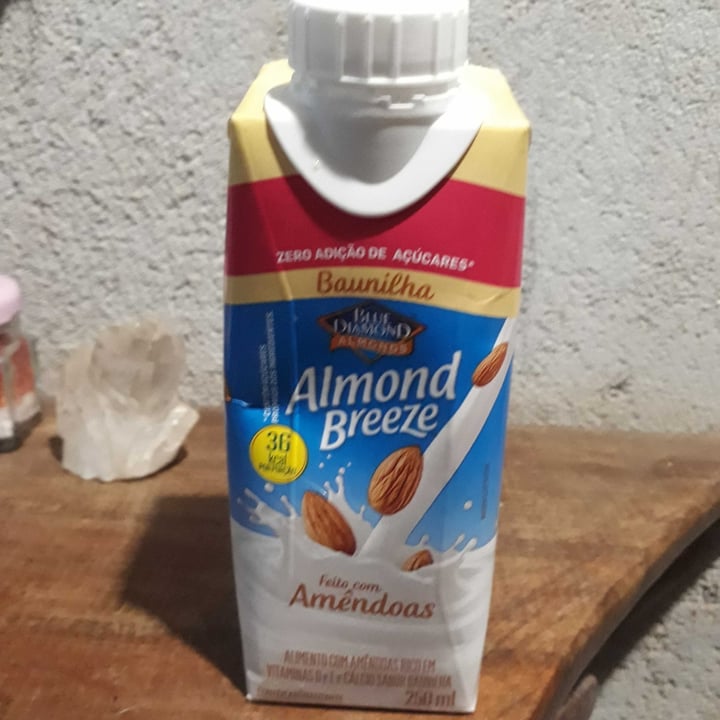 photo of Blue Diamond Leite vegetal de amêndoa sabor baunilha shared by @marcialara7 on  11 Jun 2022 - review