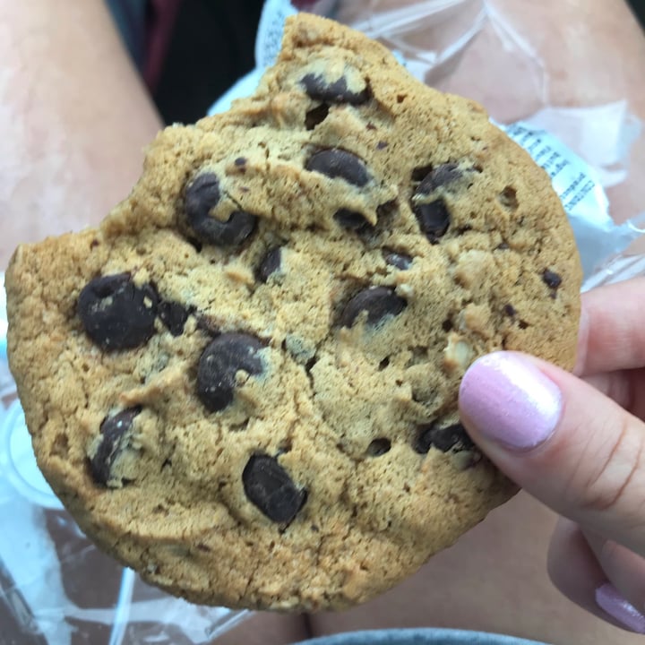 photo of Whole Foods Market Vegan Chocolate Chip Cookies shared by @isabellepizzuto on  23 Jun 2021 - review