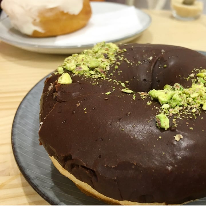 photo of Delish Vegan Doughnuts Chocolate y Pistacho shared by @naivoncake on  20 Aug 2020 - review