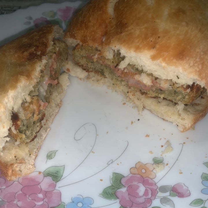review photo of Pizzeria El Golpe Sandwich De Falafel Rellena De Jamón Y Queso shared by @abi1702 on 15 Mar 2022 - review