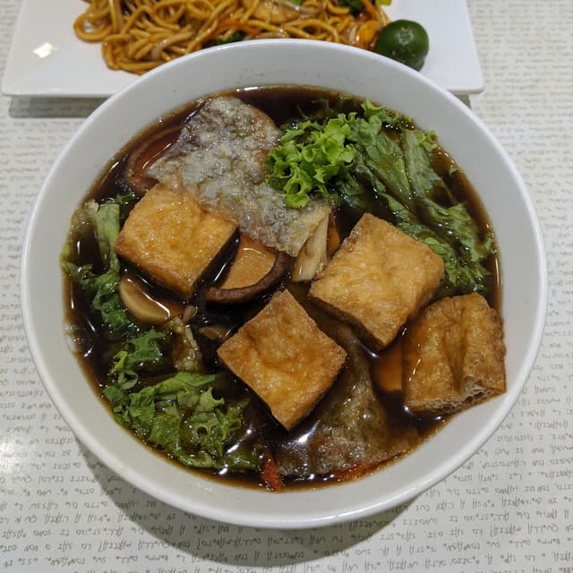 菜肴“Herbal Kuay Teow Soup 藥材粿條湯”的照片