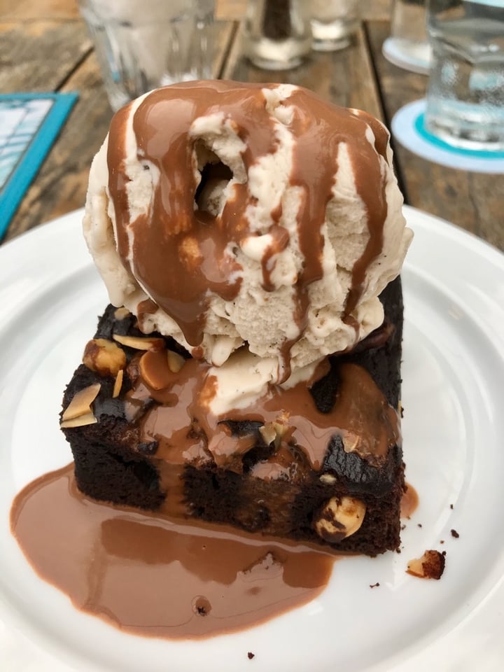 review photo of Privé Tiong Bahru Dark Chocolate & Nuts Brownie shared by @mariche9 on 27 Nov 2019 - review