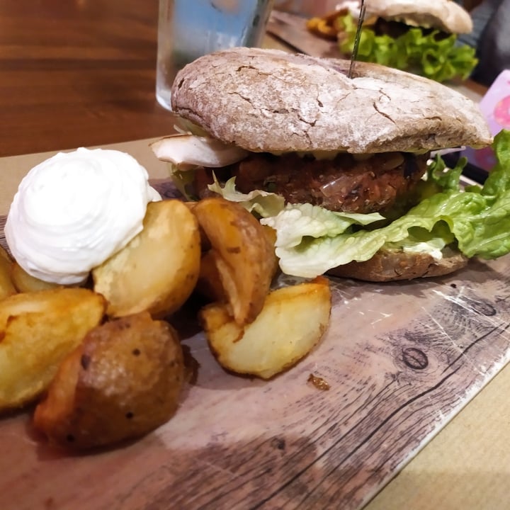 photo of Viva Burger Bombay Burguer shared by @trajkovskagutierrez on  07 Feb 2022 - review