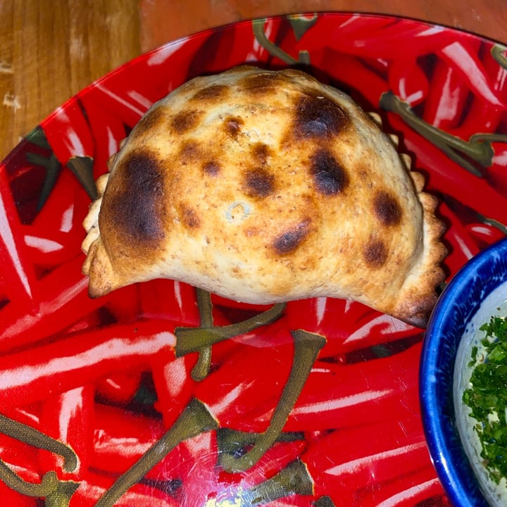 photo of Layla Vegan Pizza Empanadas de espinacas con queso de almendras shared by @marianavalevrg on  06 Jan 2022 - review