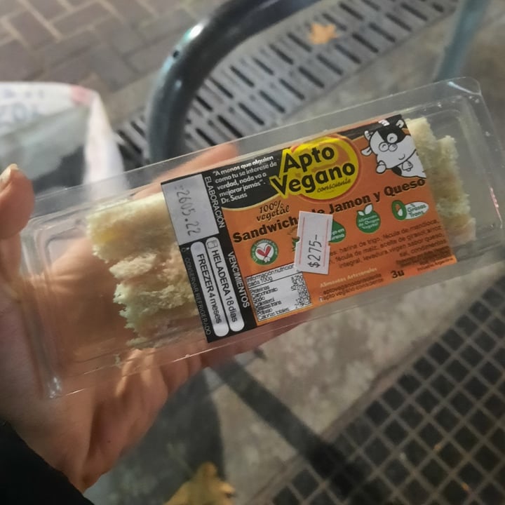 photo of Apto Vegano Consciente Sandwich de Jamón y Queso shared by @marleneriolo on  30 May 2022 - review