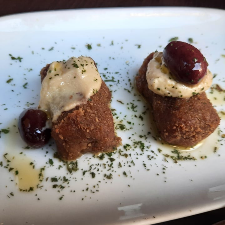review photo of B-12 Restaurant Bar Vegà Croquetes Amb Hummus shared by @omilla on 20 Apr 2022 - review