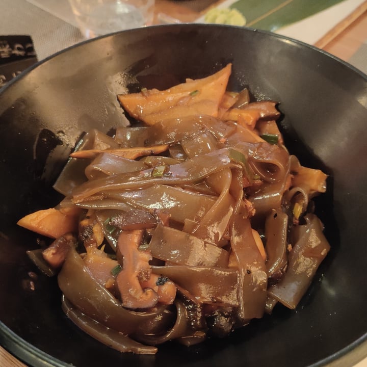 photo of Ristorante Long Jin di Yu Nana Tagliatelle di patate dolci, funghi e bamboo shared by @nodaieh on  07 Apr 2022 - review