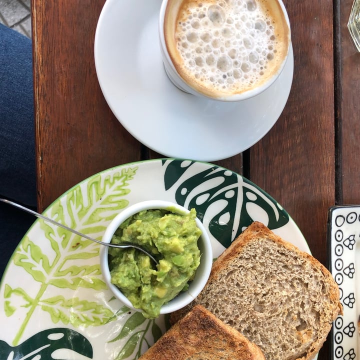 review photo of Aló Tienda & Cafe Merienda vegana opcion2: infusión a elección, jugo de naranja y tostadas con mermelada/mantequilla de maní/ palta shared by @celimen on 08 Jan 2021 - review