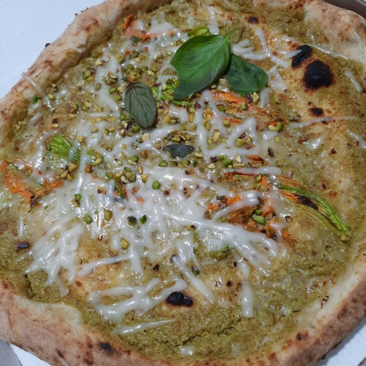 photo of Piperita Pizza Cocorita vegan (pistacchio, fiori di zucca e formaggio vegan) shared by @tania- on  24 May 2021 - review