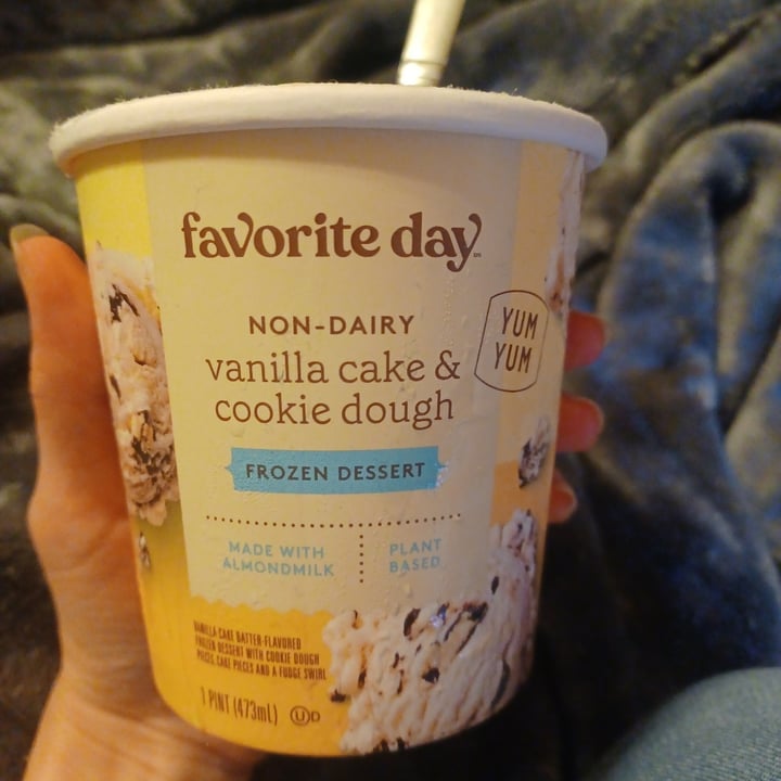 photo of Favorite day Vanilla cake & cookie dough shared by @earthling6 on  11 Jun 2022 - review