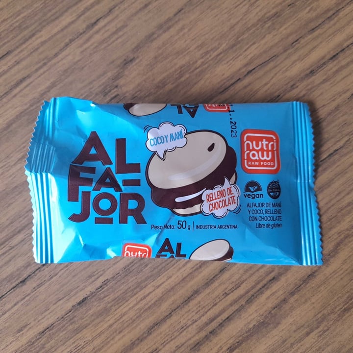 photo of Nutri Raw Alfajor de mani y coco relleno con chocolate shared by @barbalexia on  27 Aug 2022 - review