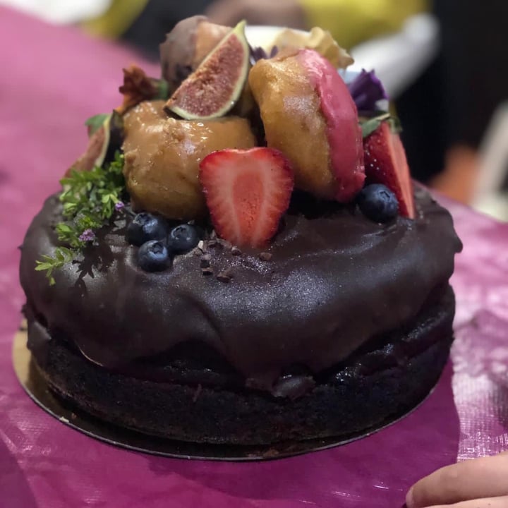 review photo of The hippie Baker Tarta de chocolate con donuts shared by @oterix on 07 Apr 2021 - review