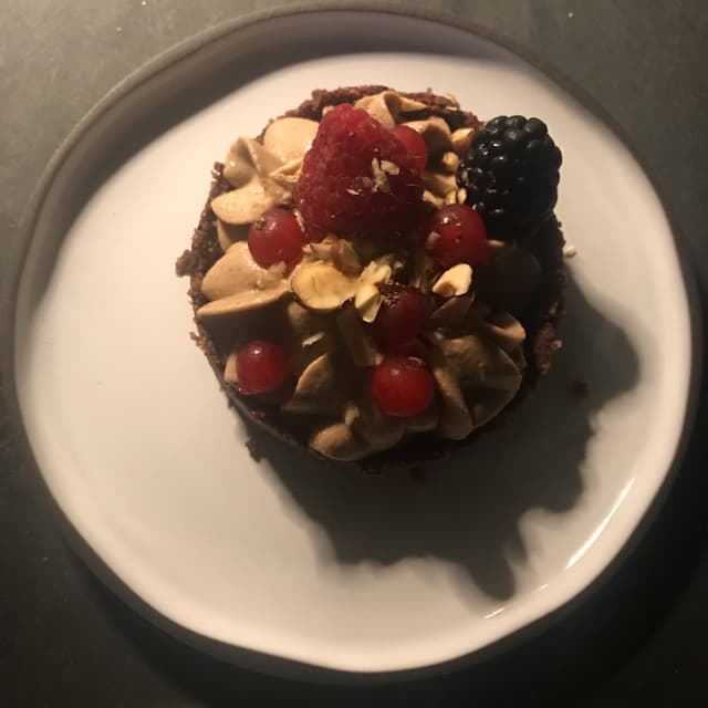 Foto del piatto “crostatina cacao e nocciole crudista 100% vegetale”