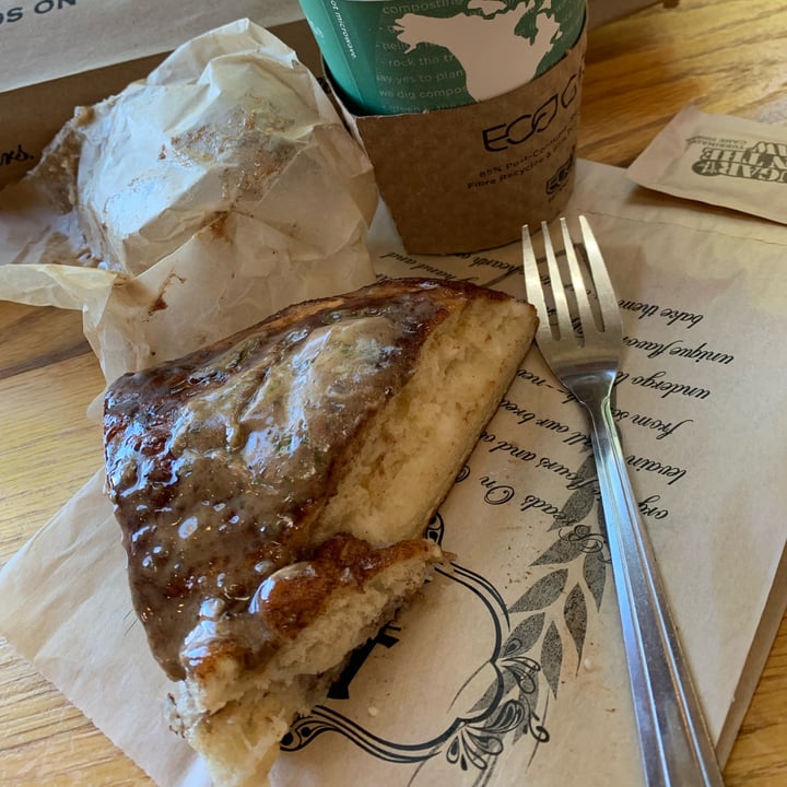 photo of Breads On Oak King cake filled with cream shared by @andreadal on  25 Jan 2022 - review