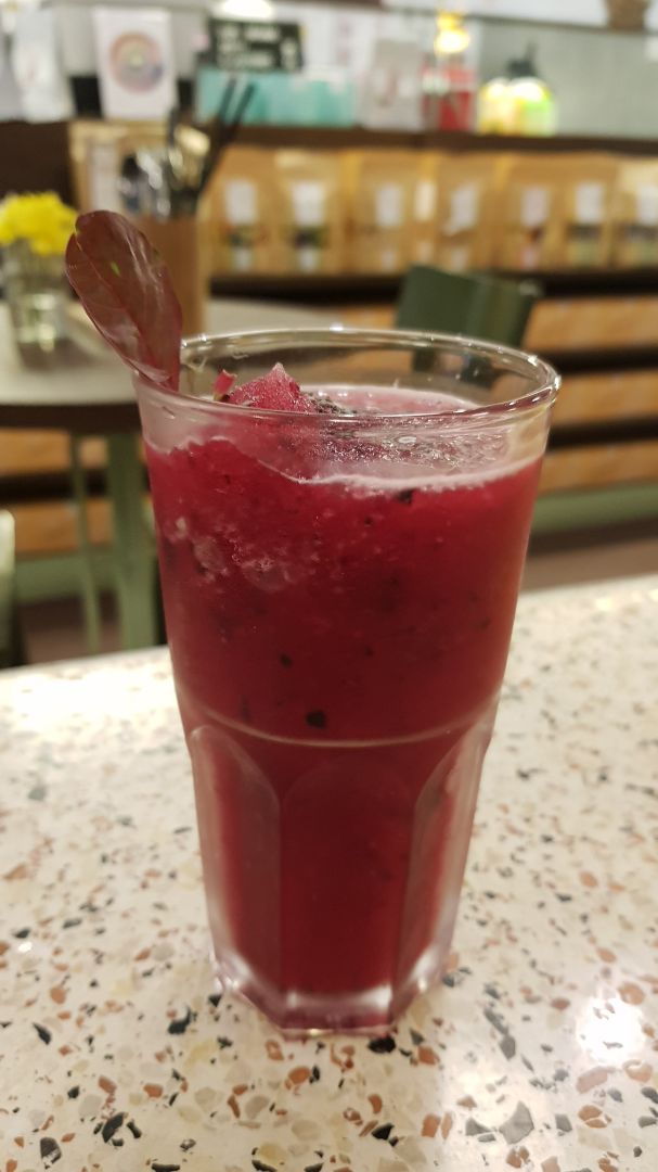review photo of Burgreens Bandung Detox Red Velvet Smoothies shared by @irawanjohan on 07 Dec 2019 - review