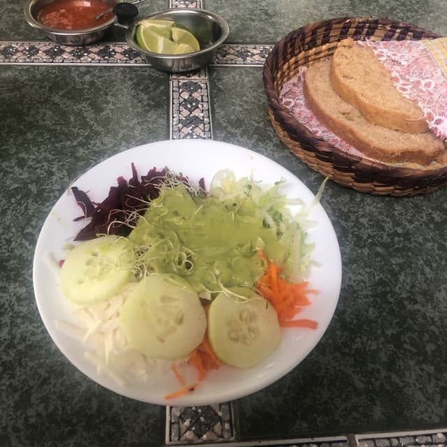Photo of the dish “Ensalada con aderezo de aguacate, como entrada”