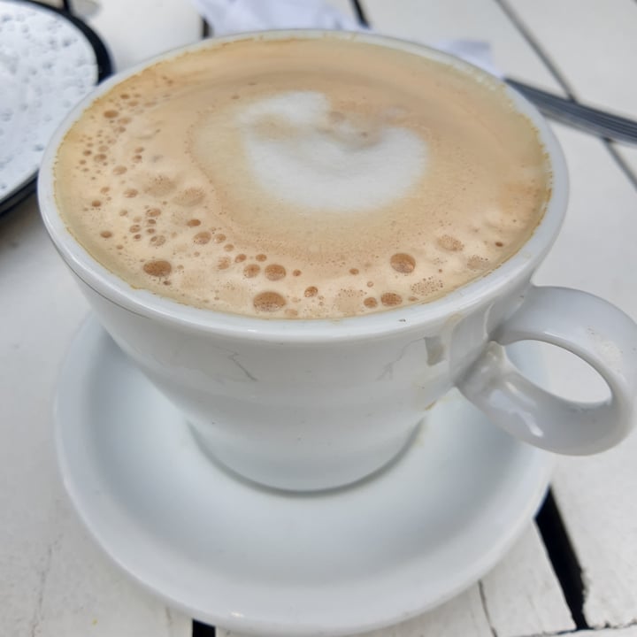 review photo of Kali Plant-Based Café doble con leche de almendras shared by @florcie444 on 17 Sep 2022 - review